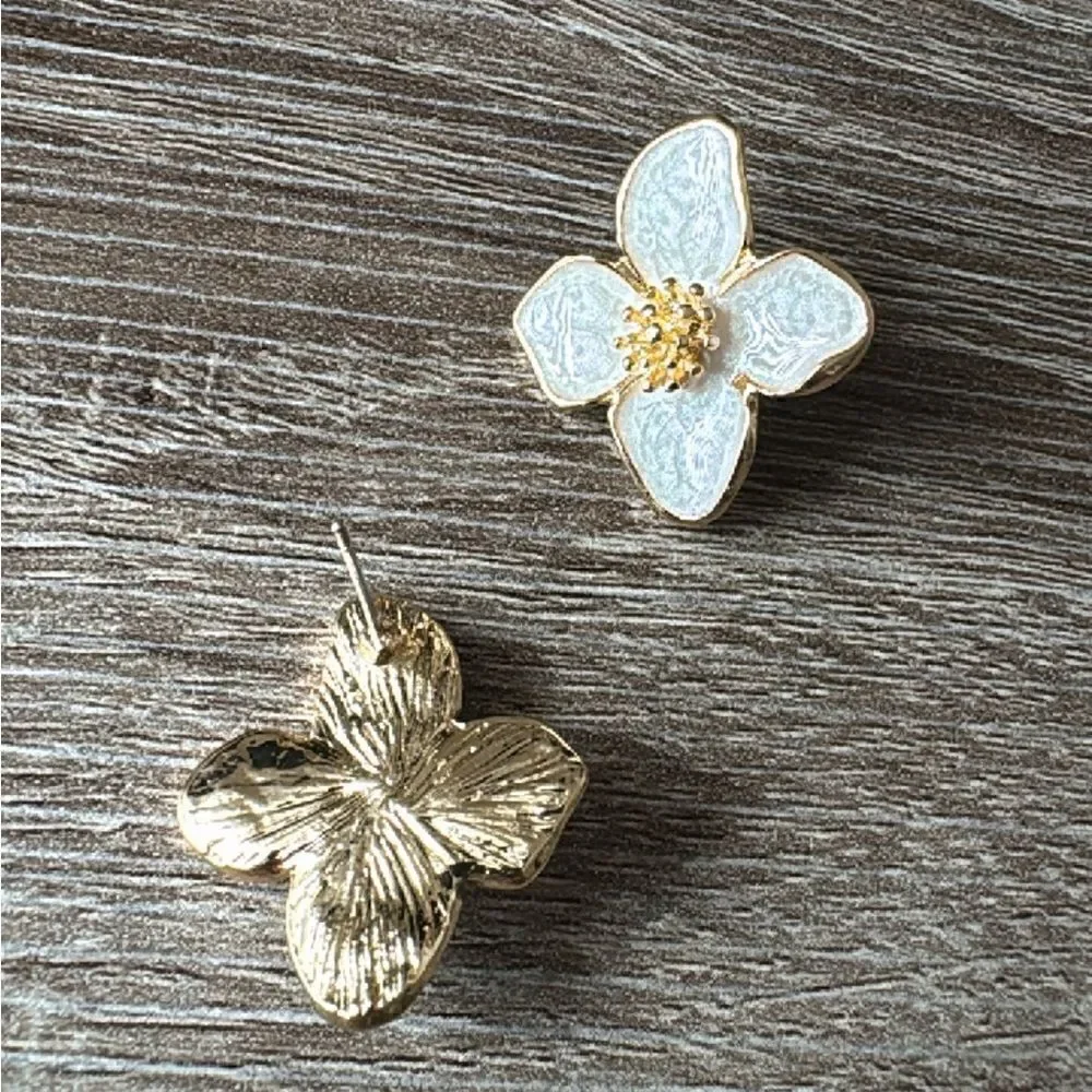 White flower stud earrings A653